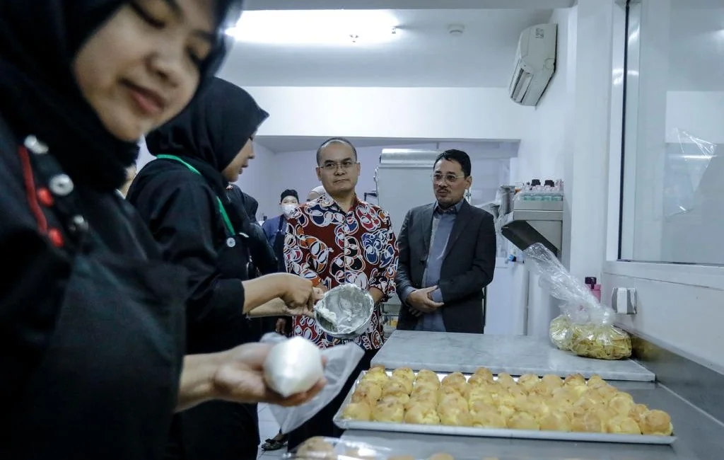 Dirjen Pendidikan Vokasi, Pendidikan Khusus, dan Pendidikan Layanan Khusus Kemendikdasmen, Tatang Muttaqin meninjau pelaksanaan magang industri bagi guru SMK Jabar, Rabu, 17 September 2025.