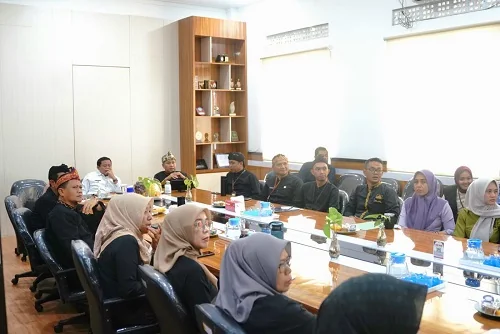Bupati Sumedang Dony Ahmad Munir  saat memberikan pembinaan Sistem Akuntabilitas Kinerja Instansi Pemerintah (SAKIP) di Aula BKPSDM.Ist