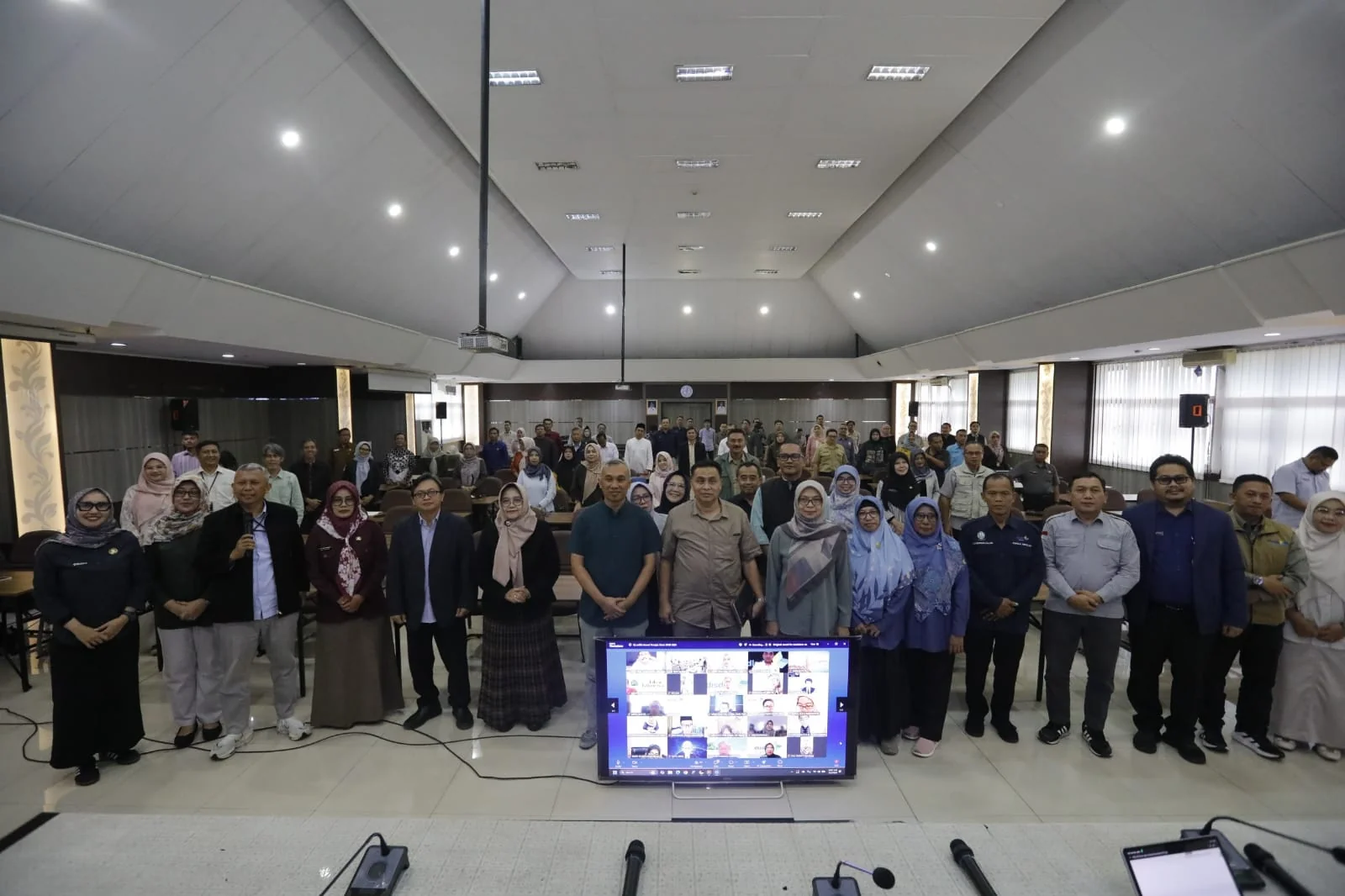 Sekretaris Dinas Pendidikan (Sekdisdik) Jawa Barat (Jabar), Deden Saepul Hidayat dalam Rapat Uji Publik Eksternal SPMB Tahun 2026.Dok-Rury Yuliatri Humas Disdik Jabar