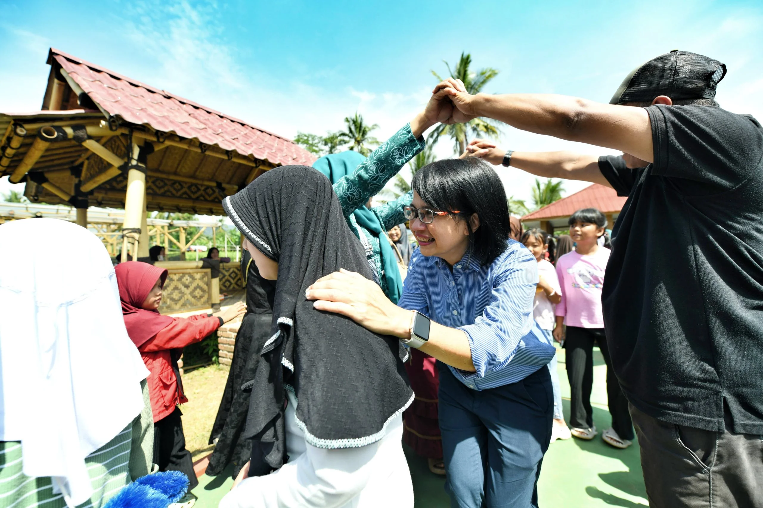 Bunda Literasi Jawa Barat Amanda Soemedi Bey Machmudin melaksanakan kunjungan program literasi dalam rangka pemulihan pascabencana di Desa Cugenang, Kabupaten Cianjur, Jumat (27/12/2024).