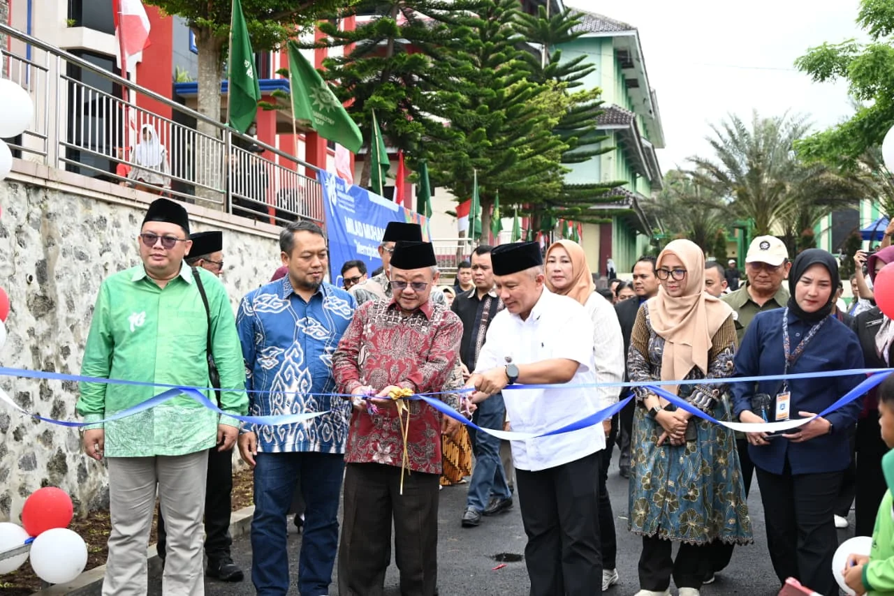 Menteri Pendidikan Dasar dan Menengah Republik Indonesia (Mendikdasmen RI), Prof. Dr. Abdul Mu’ti, M.Ed., Bupati Kuningan Dr. Dian Rachmat Yanuar, M.Si., Anggota DPR RI Fraksi Partai Gerindra H. Rokhmat Ardiyan, Rektor UM Kuningan Wawang Anwarudin, serta