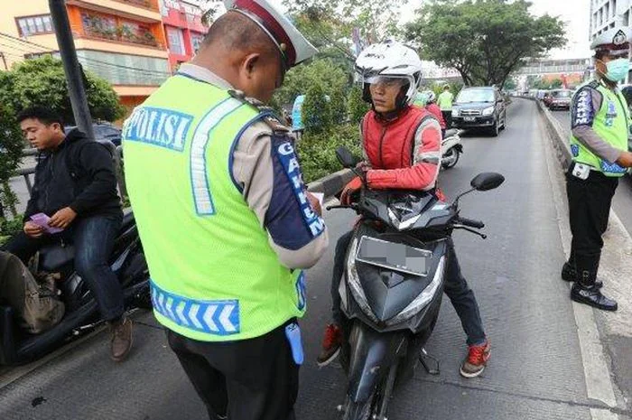 Benarkah Polisi Berhak Menilang Bila Pajak Motor Mati? Ini Aturannya
