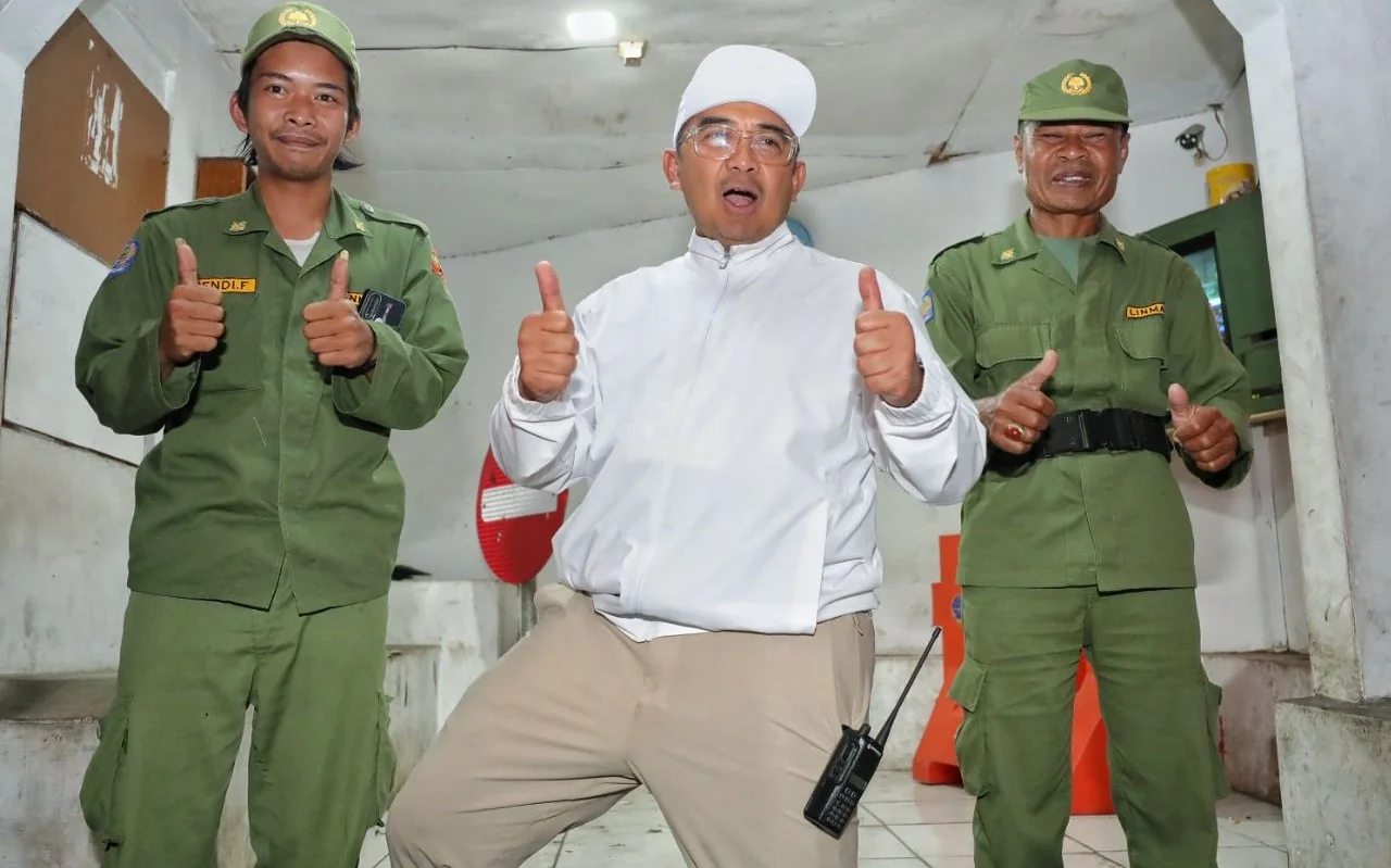 Bambang menekankan pentingnya koordinasi dengan pengurus lingkungan, khususnya RT dan RW, agar rumah yang ditinggalkan dapat terpantau dengan baik.Dok-Diskominfo Kota Bandung