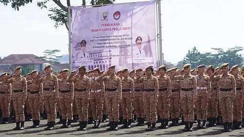 Sekretaris Daerah (Sekda) Kabupaten Sumedang Tuti Ruswati membuka Bhakti Karya Praja (BKP) Satuan Praja Utama Angkatan XXXIII Institut Pemerintahan Dalam Negeri (IPDN) tahun akademik 2025-2026 di Lapangan Upacara PPS.Dok-Diskominfosanditik Sumedang