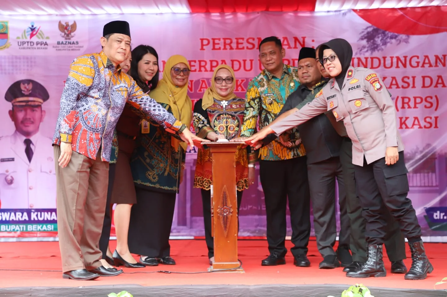 PERESMIAN GEDUNG UPTD PPA : Wakil Bupati Bekasi Asep Surya Atmaja mendampingi Menteri Pemberdayaan Perempuan dan Perlindungan Anak RI, Arifatul Choiri Fauzi, meresmikan Gedung Pelayanan Terpadu UPTD Perlindungan Perempuan dan Anak Kabupaten Bekasi sekalig