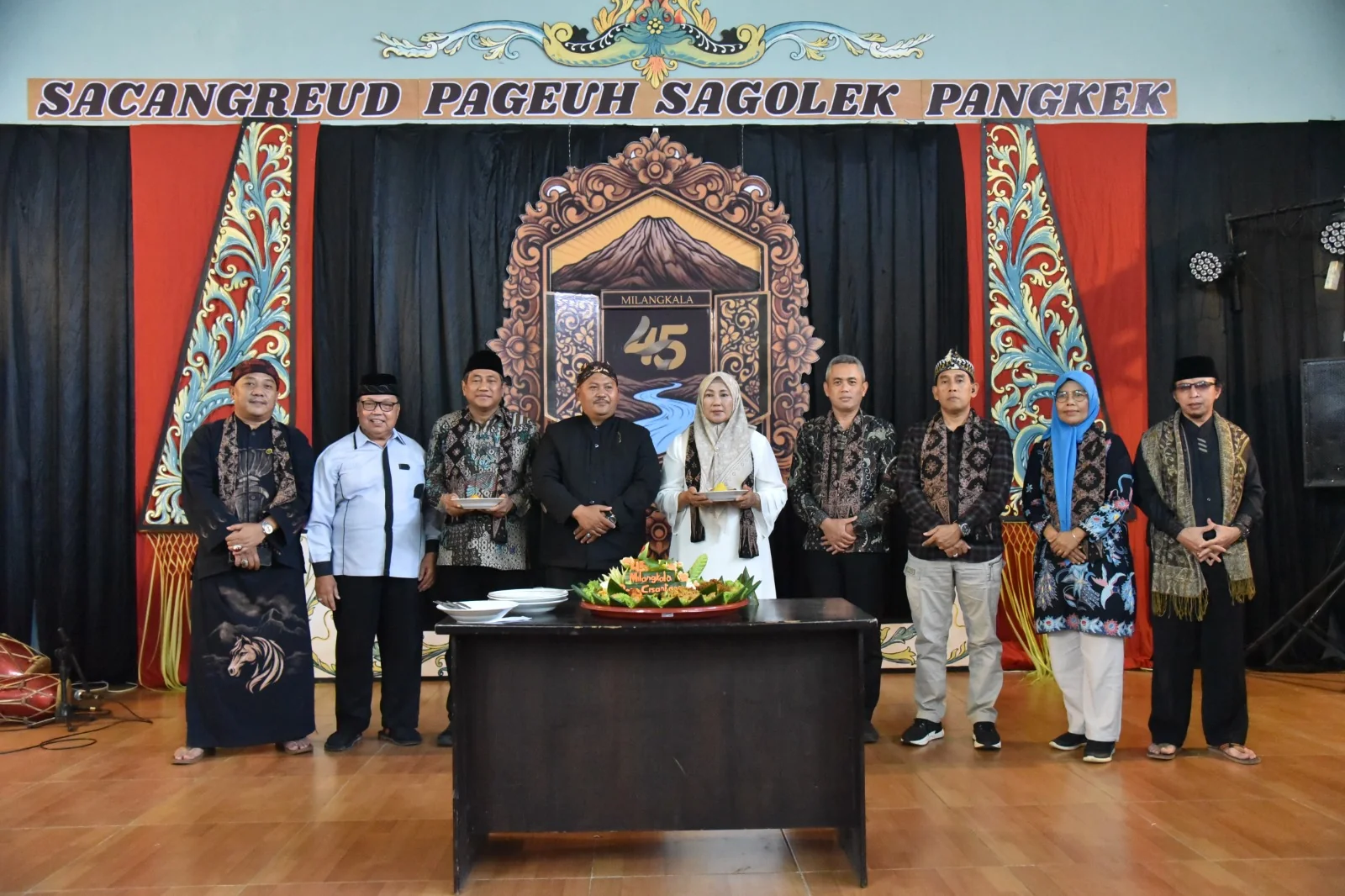 Wakil Bupati Kuningan, Tuti Andriani menghadiri acara Milangkala Desa Cisantana ke-45.Ist