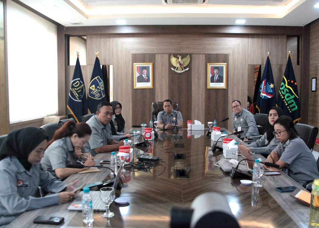 Kepala Kantor Wilayah Asep Sutandar bersama Kepala Divisi P3H Ferry Gunawan Christy dan para pegawai Divisi P3H mengikuti jalannya sosialisasi yang dibuka dan dipimpin langsung oleh Kepala BPHN Min Usihen.Dok-Humas Kemenkum Jabar