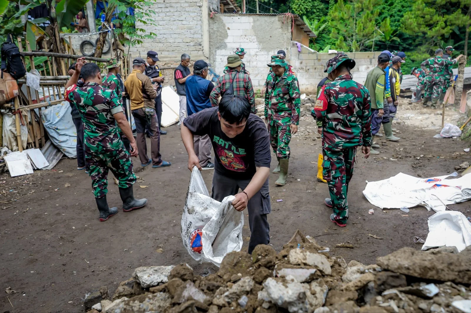 Kecamatan Sukasari bersama warga, TNI, dan Polri bergotong royong melakukan penanganan rumah roboh di Jalan Geger Arum, RT 04 RW 06, Kelurahan Isola Kota Bandung.Ist