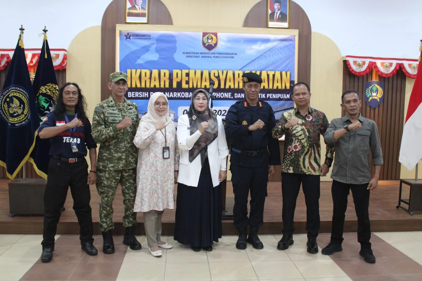 Wakil Bupati Kuningan Tuti Andriani, S.H., M.Kn.  mewakili Bupati Kuningan Dr. H. Dian Rachmat Yanuar, M.Si.  menghadiri kegiatan Apel dan Ikrar Pemasyarakatan Bersih dari Handphone Ilegal, Narkoba, dan Penipuan.Dok-Diskominfo Kuningan