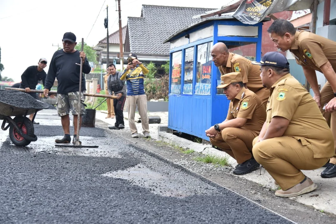 Bupati Kuningan, Dr. H. Dian Rachmat Yanuar, M.Si meninjau kondisi jalan.Dok- (T/IKP/DISKOMINFO/PROKOMPIM)