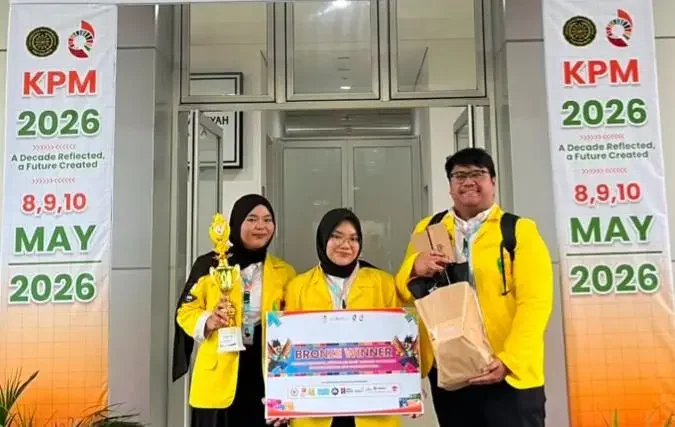 Tiga mahasiswa Vokasi Universitas Indonesia (UI) meraih Bronze Award pada ajang KPM International SDGs Competition 2026 kategori Essay National Competition yang diselenggarakan oleh Universitas Muhammadiyah Yogyakarta, 8–10 Mei 2026. Foto: Humas UI