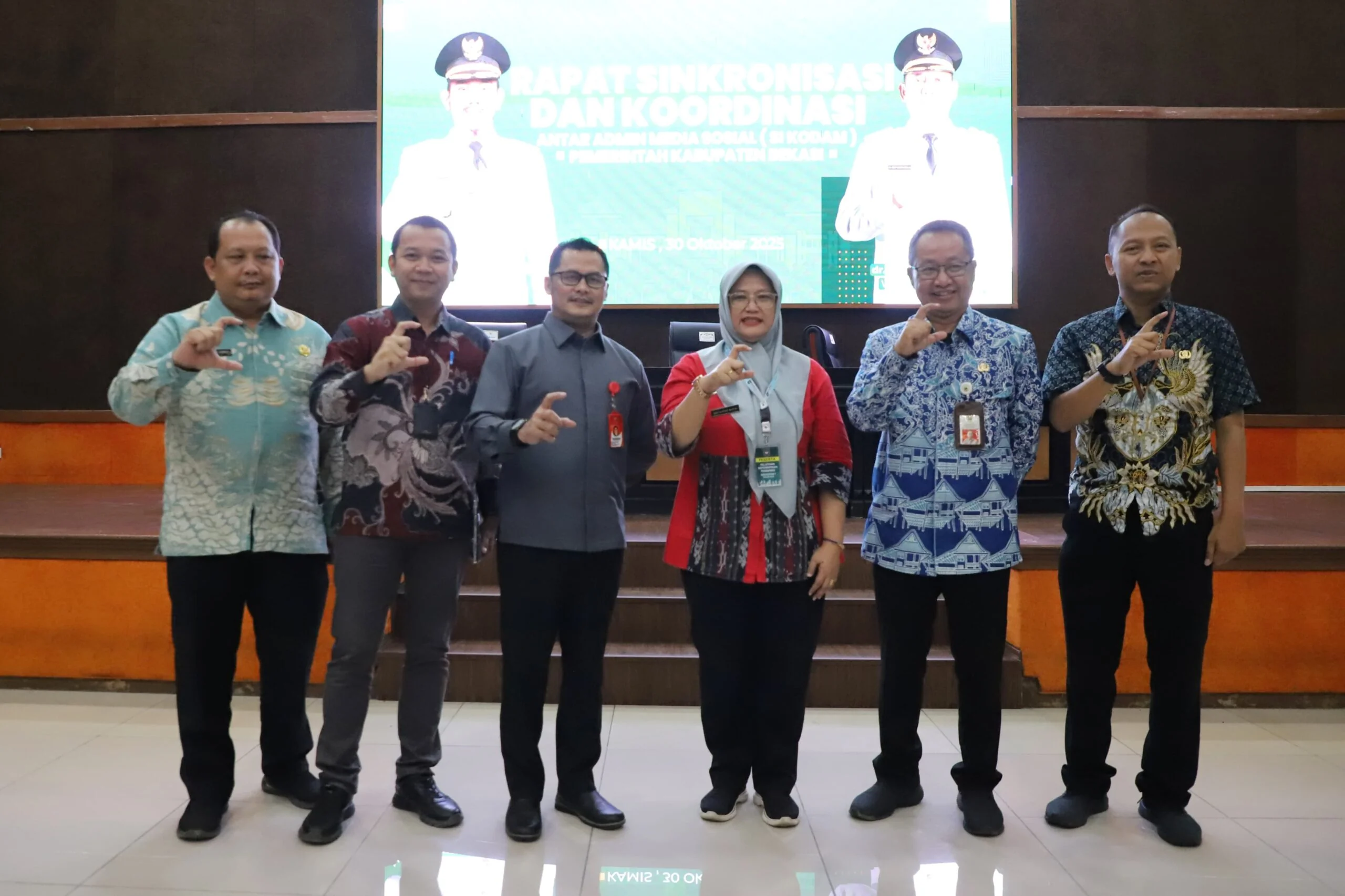 Ketua Komisi Informasi Provinsi Jawa Barat Husni Farhani Mubarok bersama Kepala Diskominfosantik Kabupaten Bekasi Yan Yan Akhmad Kurnia, menghadiri Rapat Koordinasi SP4N-Lapor, Lapor AA dan PPID, untuk Mewujudkan Pelayanan Publik Cepat Tanggap dan Transpa