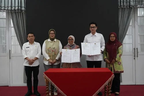 Rapat dipimpin Wakil Bupati Sumedang M. Fajar Aldila dan dihadiri Kepala OJK Tasikmalaya Nofa Hermawati, Analis Senior Kantor Perwakilan Bank Indonesia Provinsi Jawa Barat Kartika Wulandari, Kepala Perwakilan Bursa Efek Indonesia Jawa Barat Ahmad Dirganta