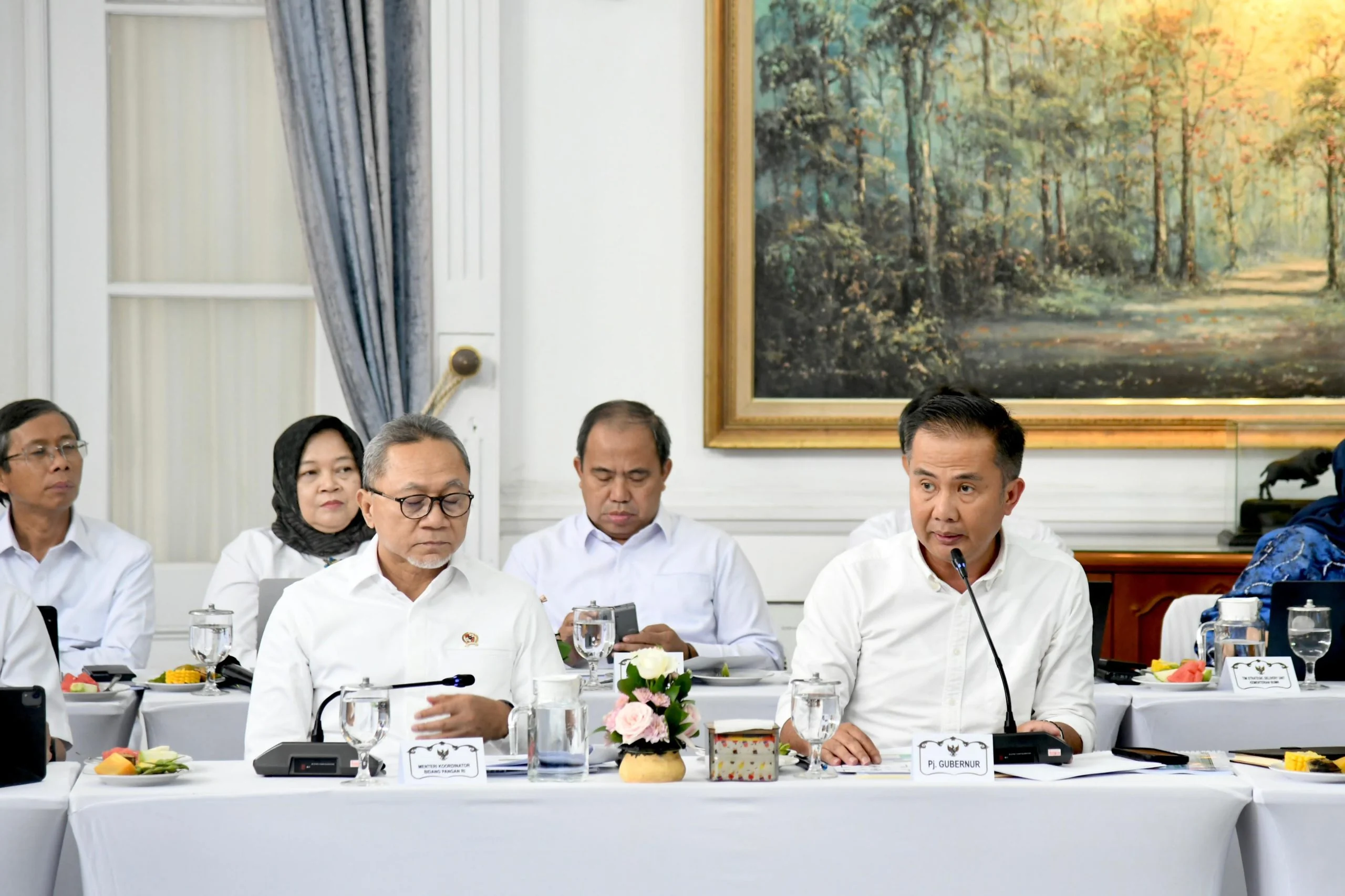Pj Gubernur Jabar Bey Machmudin mengikuti Rapat Koordinasi Pusat dan Daerah dalam Mendukung Swasembada Pangan Nasional, yang dipimpin langsung oleh Menko Bidang Pangan RI Zulkifli Hasan di Gedung Pakuan, Kota Bandung, Selasa (24/12/2024).