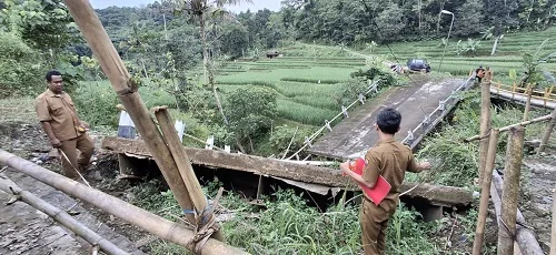 Bupati Sumedang Dony Ahmad Munir saat meninjau jembatan.Dok-Diskominfosanditik Sumedang