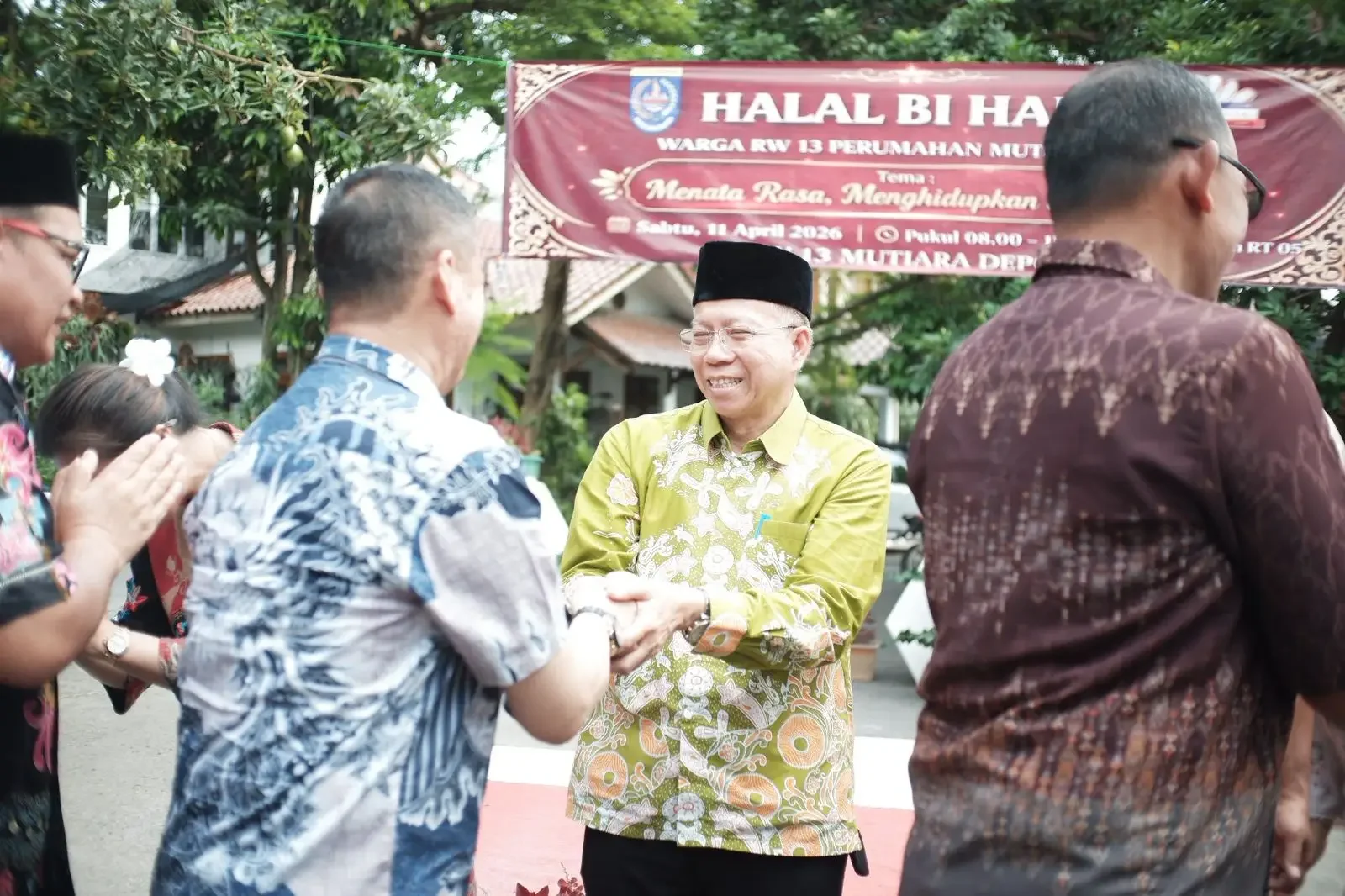 Warga Perumahan Mutiara Depok, Kelurahan Sukmajaya, menggelar kegiatan halalbihalal sebagai upaya mempererat silaturahmi dan kebersamaan antarwarga pasca-Idulfitri di taman perbatasan RT 05 dan RT 06, Sabtu (11/04/26). (Foto:Diskominfo)