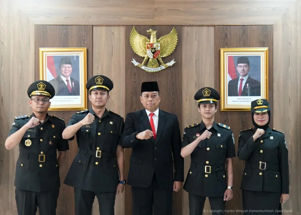 Kepala Kantor Wilayah Kemenkum Jawa Barat, Asep Sutandar, hadir secara langsung memimpin prosesi pelantikan terhadap Agung Toh Wibawa dan Bayu Angga Dwiguna yang kini resmi mengemban amanah baru.Ist