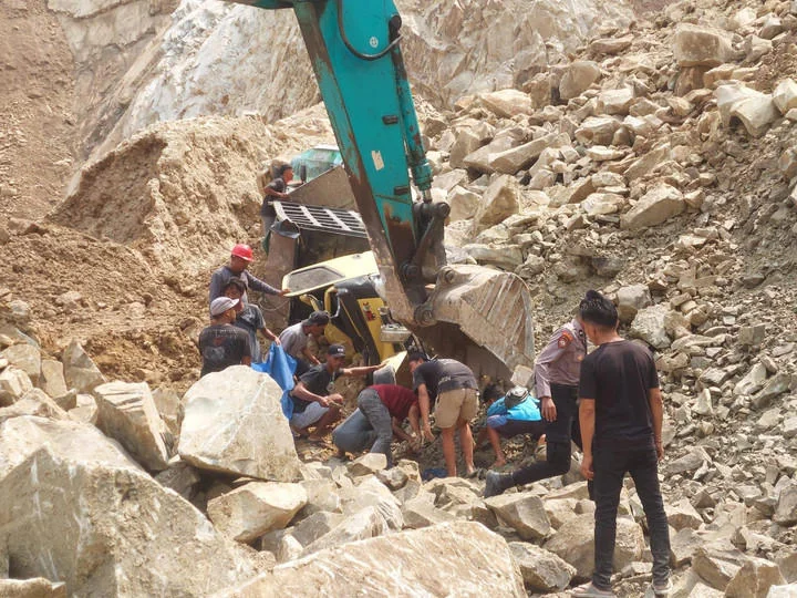 Proses evakuasi korban longsor tambang batu, di Kabupaten Cirebon, Jawa Barat, Jumat, 30 Mei 2025. (Foto Humas Polda Jabar)