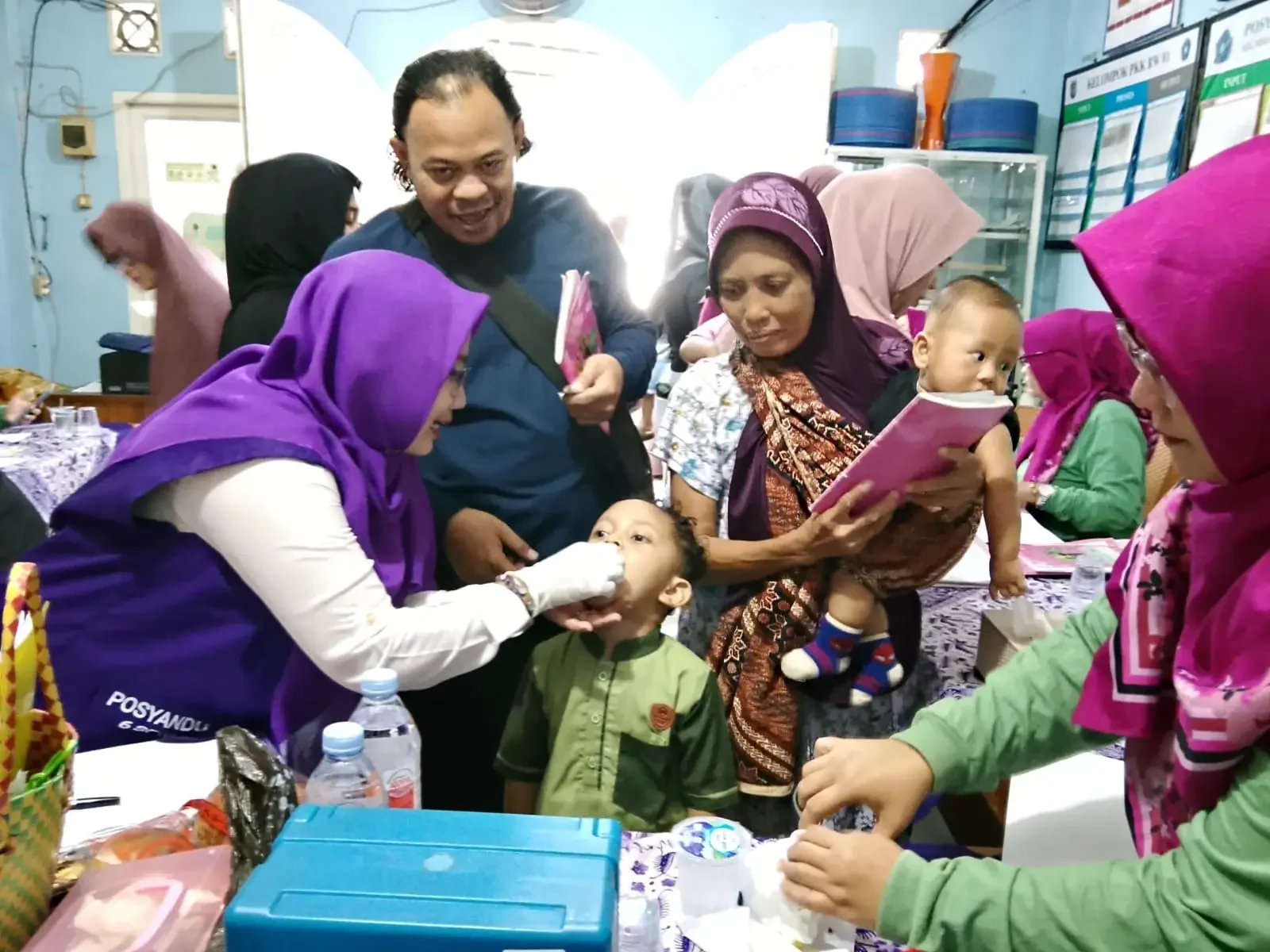 Pemberian vitamin A di salah satu Posyandu di Kecamatan Sukmajaya. (Foto: Dokumentasi Kecamatan Sukmajaya)