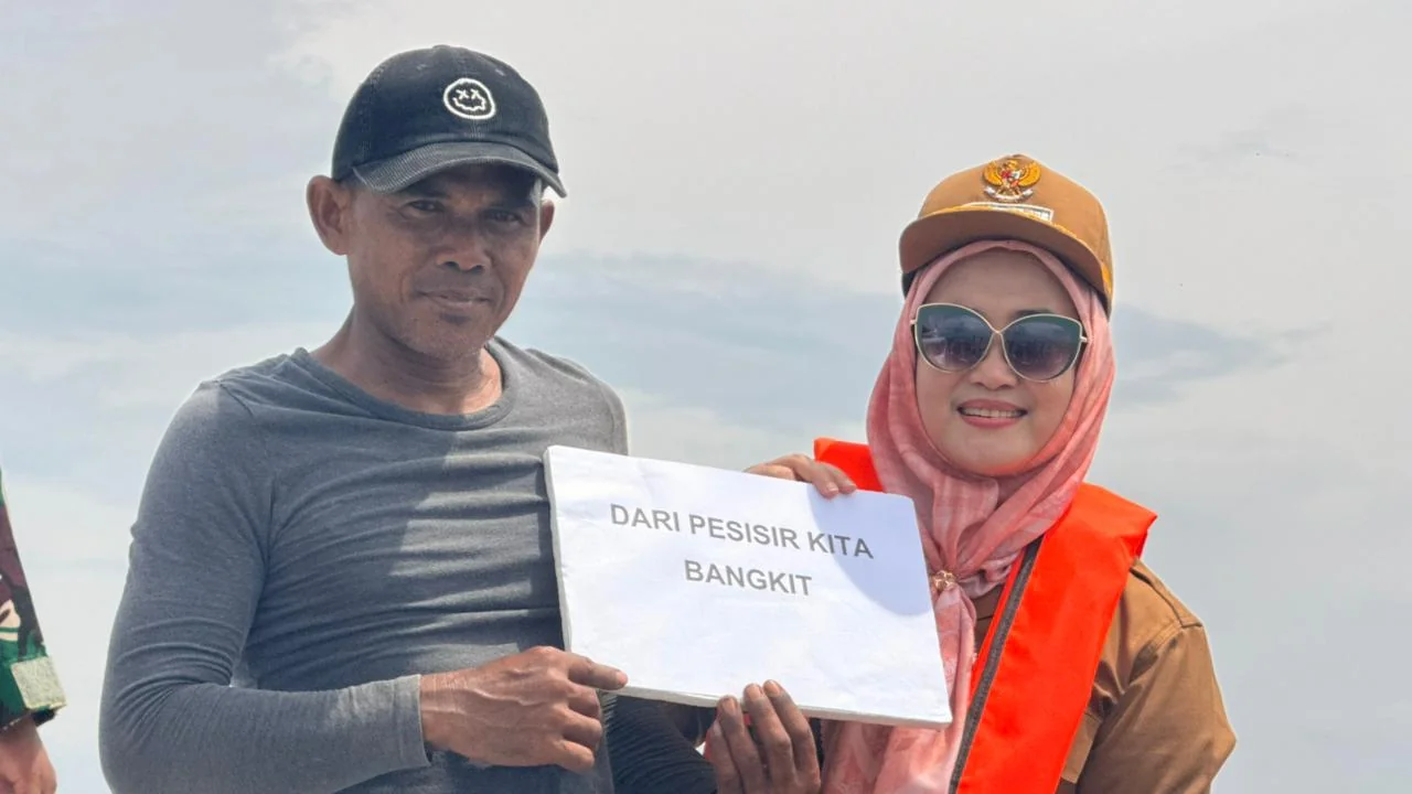Wakil Wali Kota Cirebon, Siti Farida Rosmawati, meninjau langsung aktivitas para nelayan yang tengah merawat rumpon bagan di tengah laut,Ist