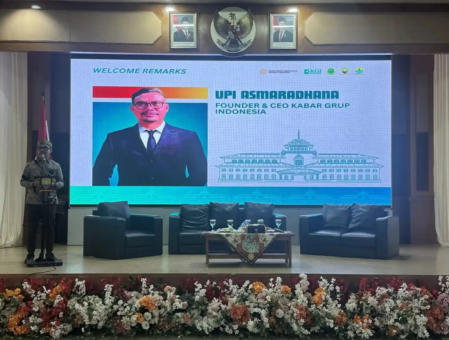 Founder dan CEO Kabar Grup Indonesia (KGI), Upi Asmaradhana, saat membuka Forum Ekonomi Regional Jawa Barat (FERJB) 2026 di Aula Tampomas, Sumedang, Jawa Barat, Selasa, 23 Juni 2026.