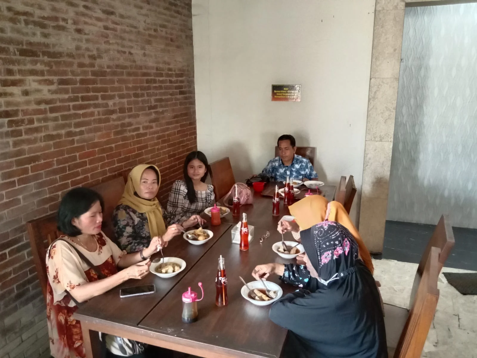 Menyantap Hidangan Bakso (Dok-KS)