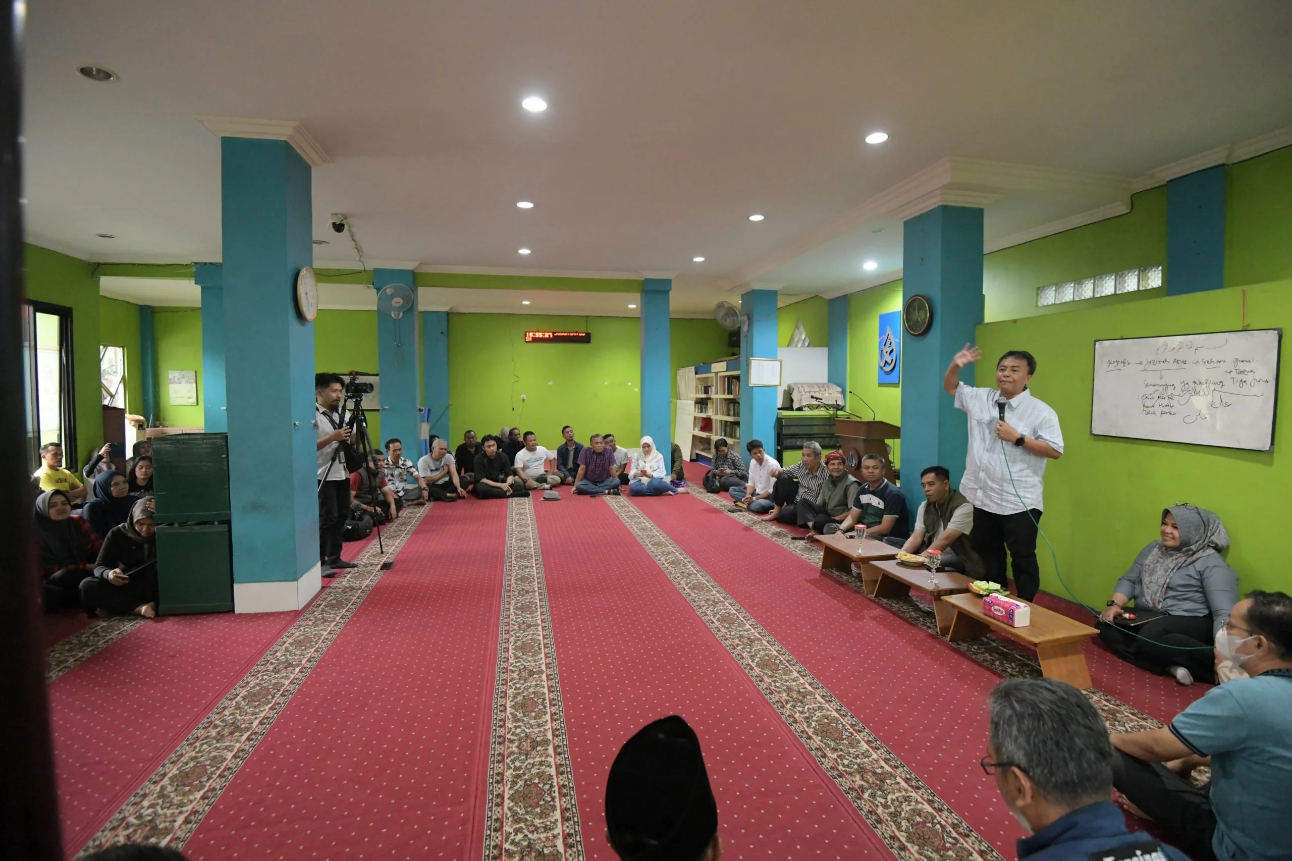 Sekda Jabar Herman Suryatman mengjadiri pertemuan dengan Warga RW 9, Kelurahan Tamansari terkait penataan Kawasan Permukiman di Bawah Jembatan Pasupati, Kota Bandung, Minggu (15/12/2024).