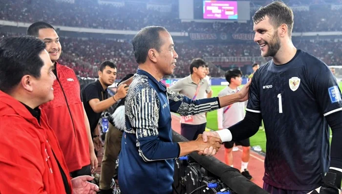Presiden Joko Widodo menyaksikan pertandingan tim nasional sepak bola Indonesia melawan Australia di Stadion Utama Gelora Bung Karno, Jakarta, pada Selasa malam, 10 September 2024. Foto: BPMI Setpres/Vico.