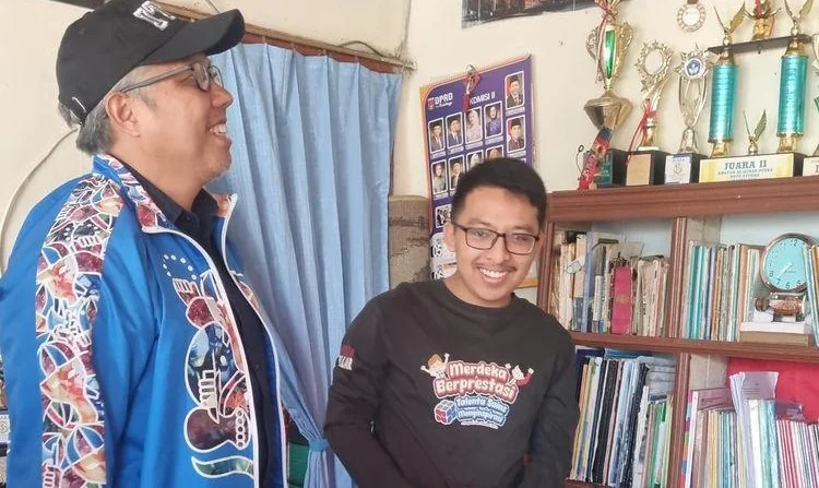 Anak Penjual Baju Bekas Bukittinggi Lebet ITB, Rektor Langsung Nganjang ka Imahna