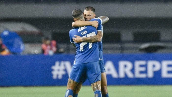Selebrasi penyerang Persib Bandung, Ciro Alves setelah mencetak gol ke gawang Borneo FC pada pekan ke-11 Liga 1, Jumat (22/11/2024) malam WIB. (Instagram @persib)