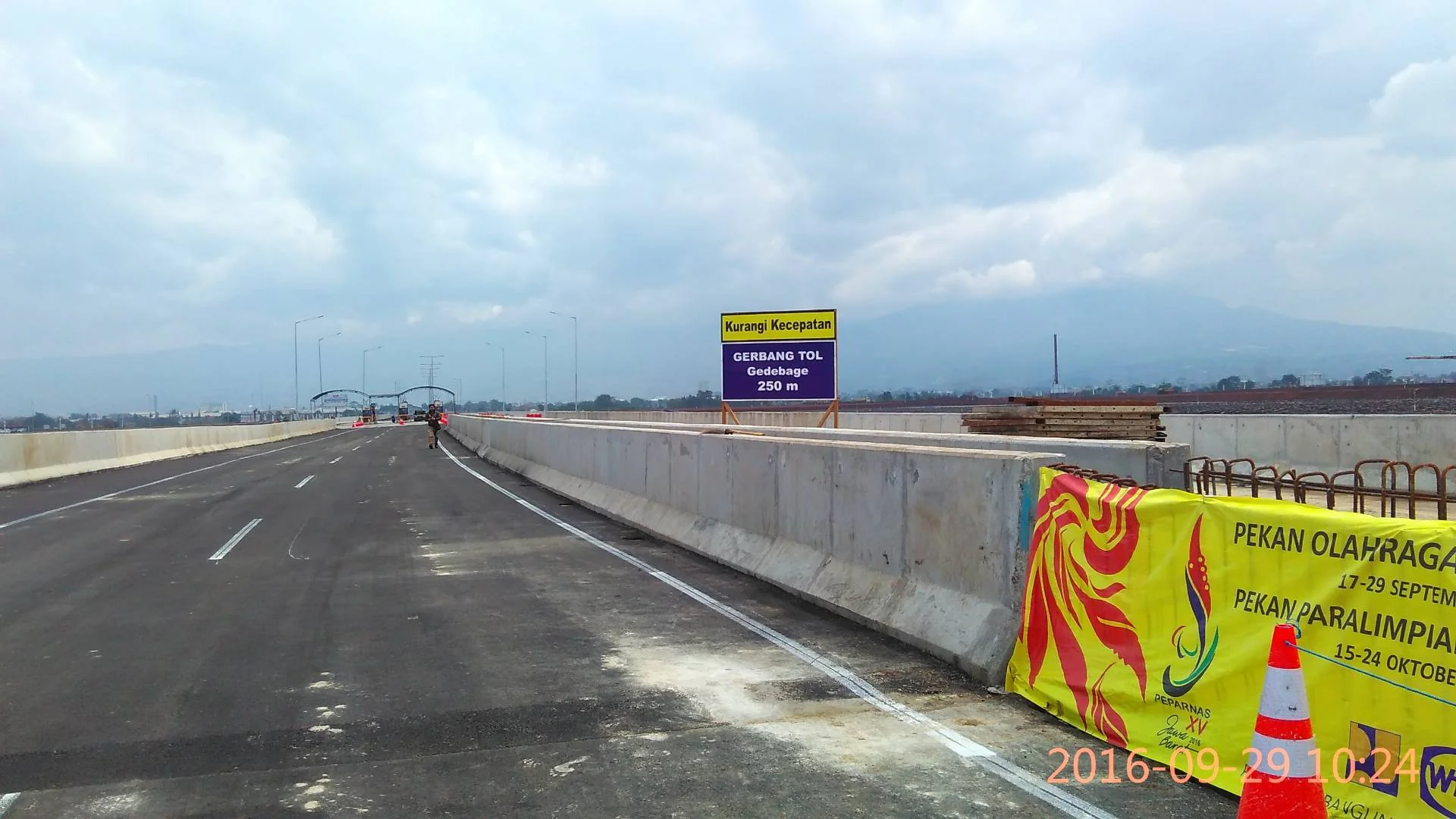 Pembangunan jalan tol Gedebage-Tasikmalaya-Cilacap (Getaci) untuk sementara dihentikan.
