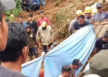 Tim gabungan evakuasi jasad longsor Kab Sumedang.Dok-Tinewss