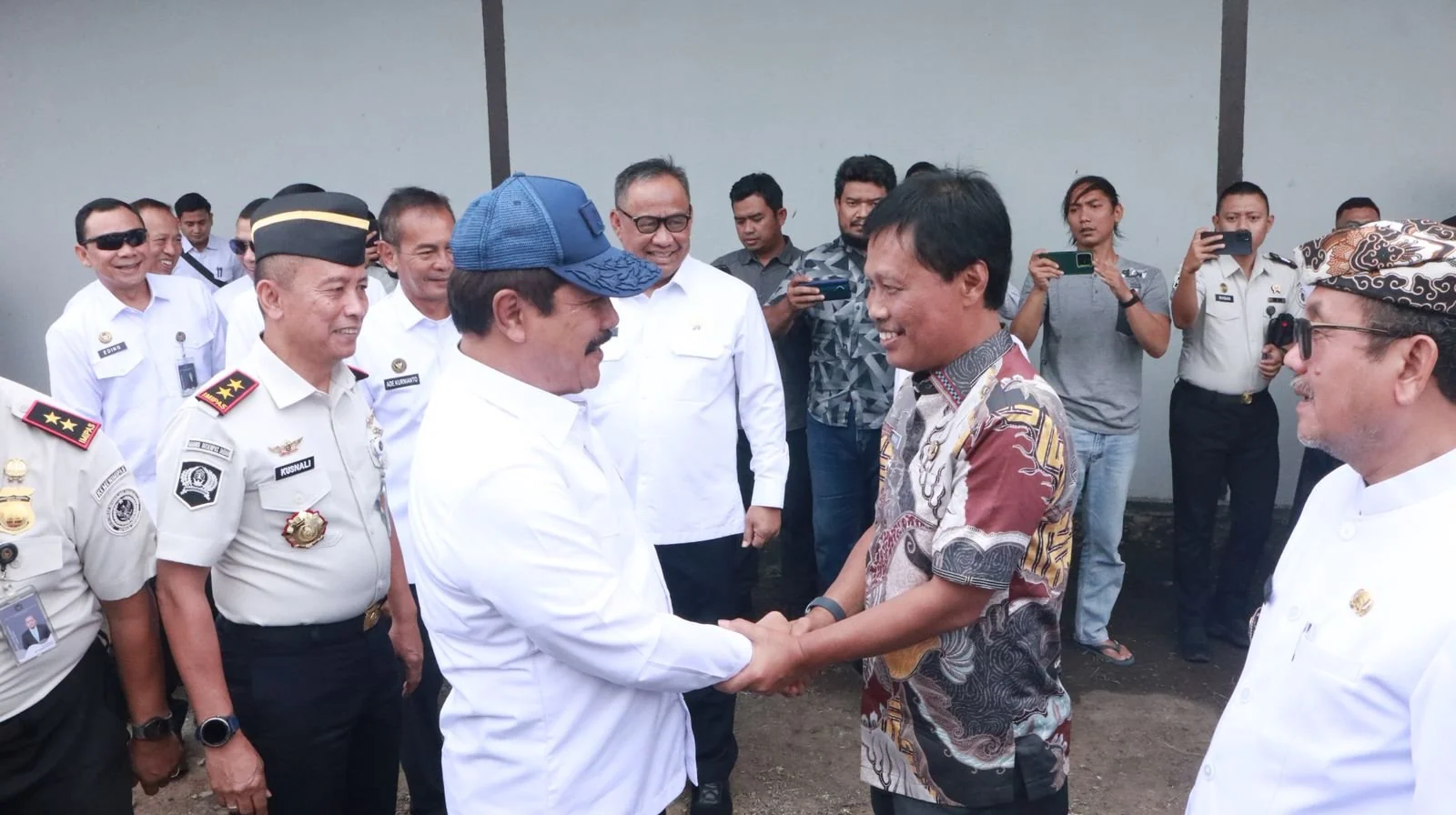 Wali Kota Cirebon, Effendi Edo, yang mendampingi Menteri Imigrasi dan Pemasyarakatan (Imipas) RI, Agus Andrianto, Dok-Dede Sofyan Hadi.