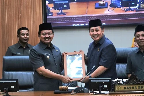 Bupati Sumedang Dony Ahmad Munir menyampaikan Raperda RAPBD 2026 ke DPRD Sumedang.Ist