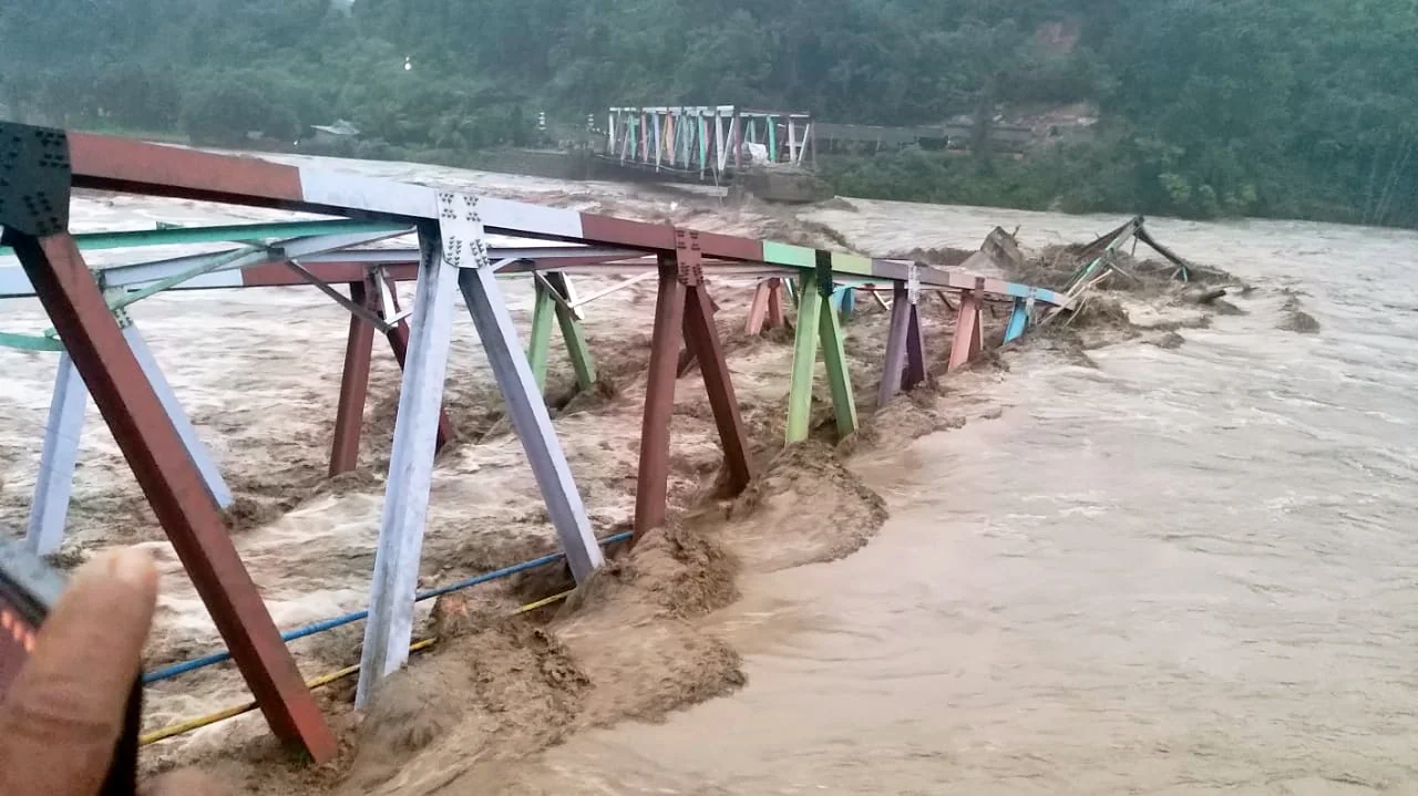 Jalan Nasional Putus dan Banyak Daerah Terilosir, Pemerintah Pusat Didesak Tetapkan Bencana Sumatera Darurat Nasional