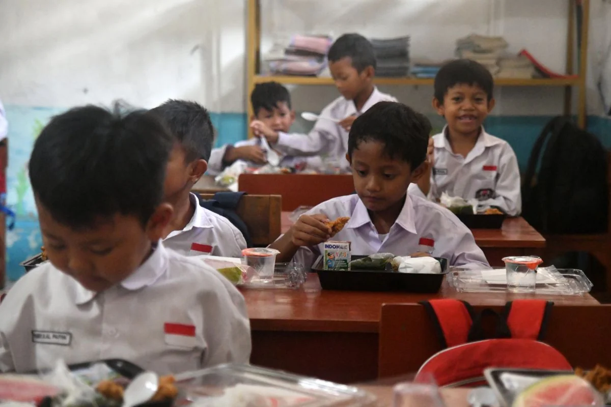 Pemerintah Kabupaten Karawang mempersiapkan 3.000 porsi makan bergizi gratis untuk ribuan siswa dari mulai PAUD hingga SMA/SMK.