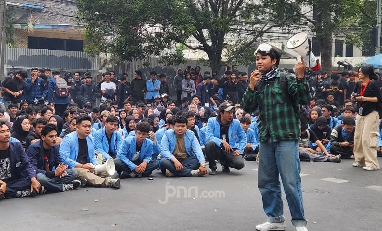Ribuan Mahasiswa Bandung Raya Demo, Tuntut Setop MBG dan Kopdes