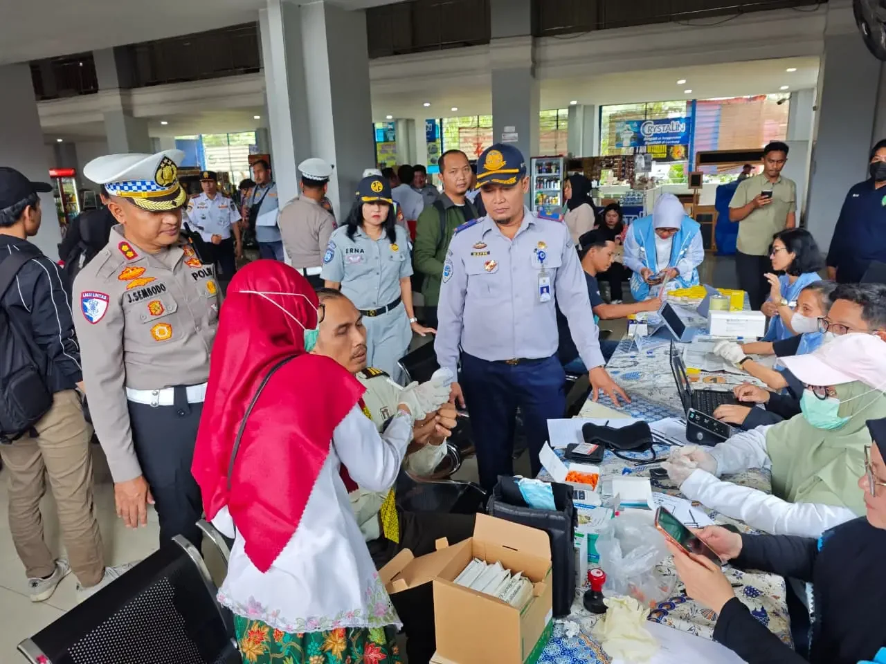 Suasana pemeriksaan kesehatan terhadap para pengemudi bus dalam rangka Operasi Ketupat Jaya 2026 di Terminal Jatijajar, Kota Depok. (Foto: dokumentasi narasumber)