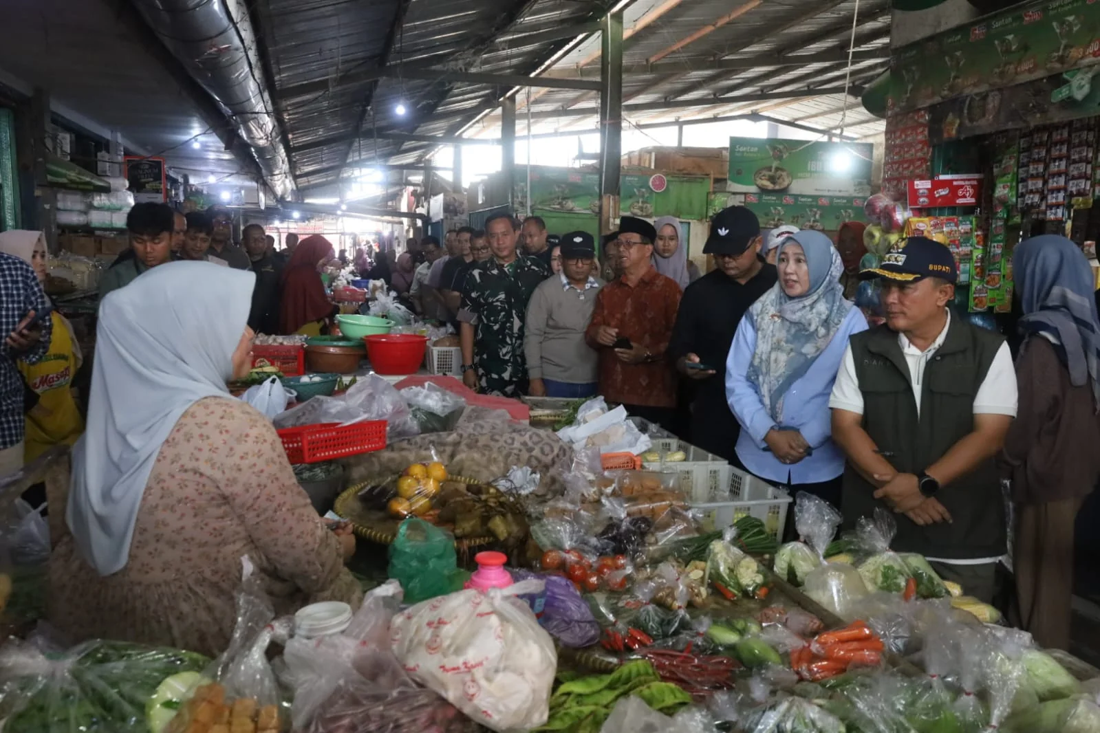 Menjelang Ramadhan 1447 Hijriah, Bupati Kuningan Dr. H. Dian Rachmat Yanuar, M.Si melakukan monitoring ketersediaan pasokan dan harga kebutuhan pokok di Pasar Ancaran dan Toserba Yogya.Dok-IKP/Diskominfo Kuningan