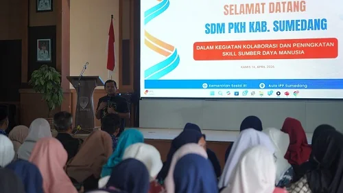Bupati Sumedang Dony Ahmad Munir menjadi keynote speaker dalam kegiatan Peningkatan Kapasitas Sumber Daya Manusia (SDM) Program Keluarga Harapan (PKH) Kabupaten Sumedang.Dok-Diskominfosanditik Sumedang