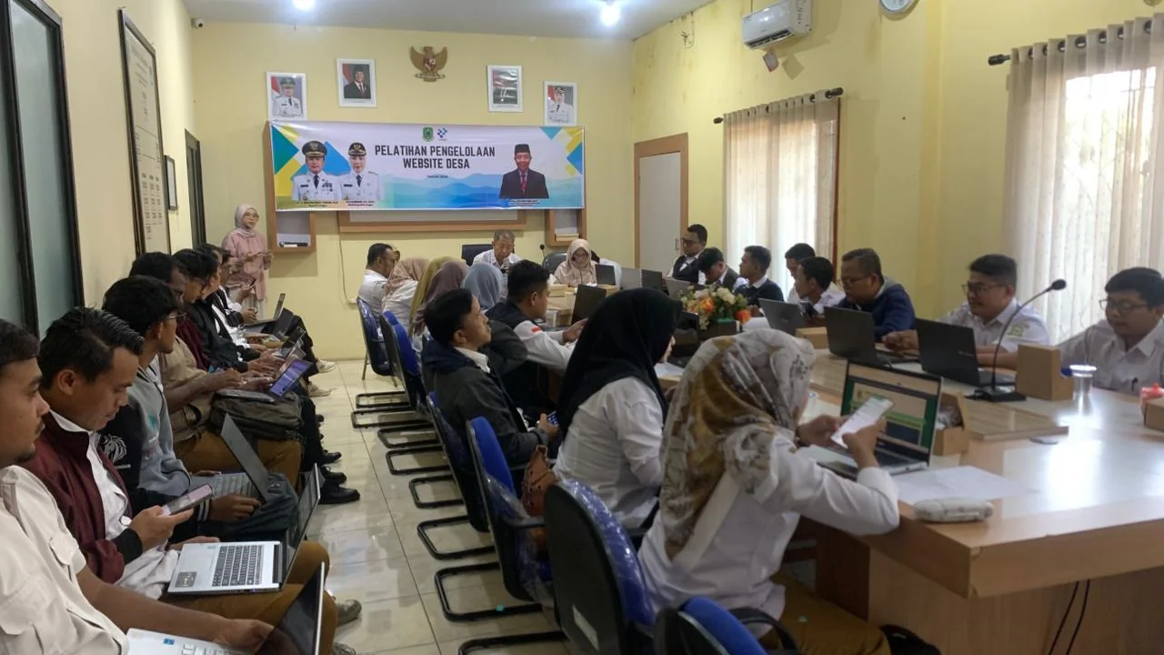 Kegiatan dibuka secara resmi oleh Kepala Diskominfo Kabupaten Kuningan, Drs. H. Ucu Suryana, M.Si, setelah sebelumnya laporan kegiatan disampaikan oleh Kepala Bidang Aplikasi Informatika (Aptika), Roro Ening Hartini, ST., M.Kom.Dok-Diskominfo Kuningan