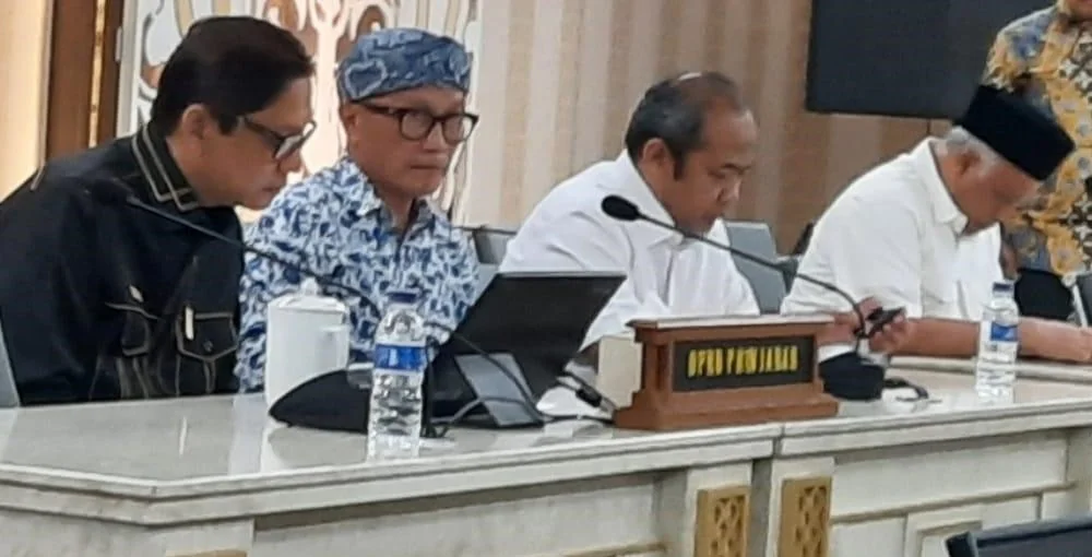 Ketua DPRD Jabar Buky Wibawa Karya Guna (kedua dari kiri) bersama Wakil Ketua DPRD Jabar, MQ Iswara (paling kiri) di Gedung DPRD Jabar, Jalan Diponegoro, Kota Bandung, Selasa, 9 September 2025. (dok KabarSunda)