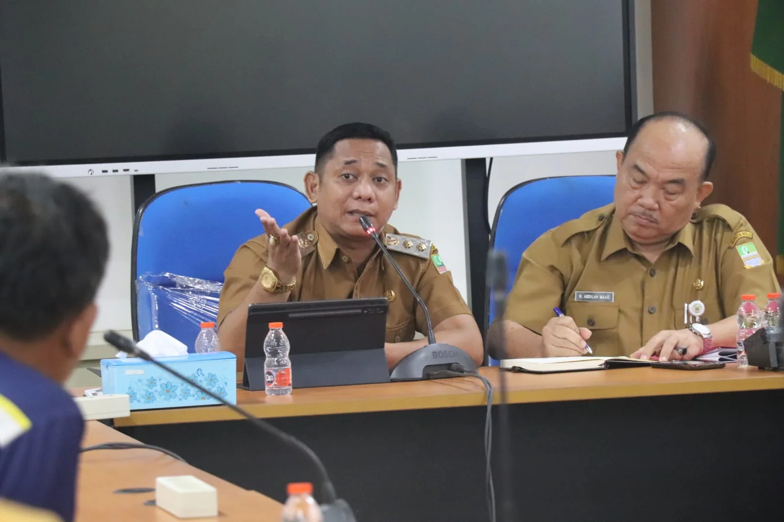 Plt. Bupati Asep Surya Atmaja menerima audiensi dari Petani Kabupaten Bekasi di wilayah Cabangbungin dan Muaragembong, di Ruang Rapat Wakil Bupati, Gedung Bupati Kompleks Pemkab Cikarang Pusat, pada Senin, (09/02/2026). foto : Fajar CQA