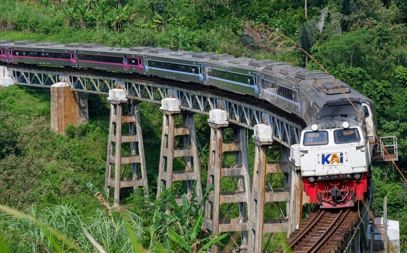 Sejarah Perkeretaapian, Dari Stasiun Estetik dan Bersejarah di Jawa Barat