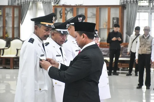 Bupati Sumedang Dony Ahmad Munir melantik Kepala Desa Pergantian Antar Waktu (PAW) Desa Cibugel,  Lebaksiuh (Jatigede), Cipelang (Ujungjaya) dan Desa Cieunteung (Darmaraja) di Gedung Negara.Dok-Diskominfosanditik Sumedang
