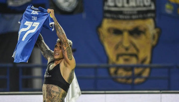 Striker asal Brasil, Ciro Alves, mengumumkan bahwa dirinya akan segera berpisah dengan Persib Bandung.