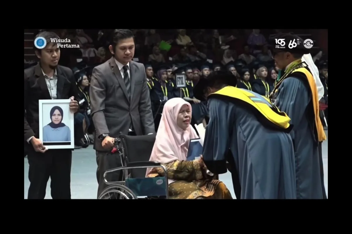 Ibu dari Muslimah Faqih Mumtazih, menerima ijazah dari rektor ITB. Muslimah meninggal dunia sebelum wisuda. (DOK. ITB)