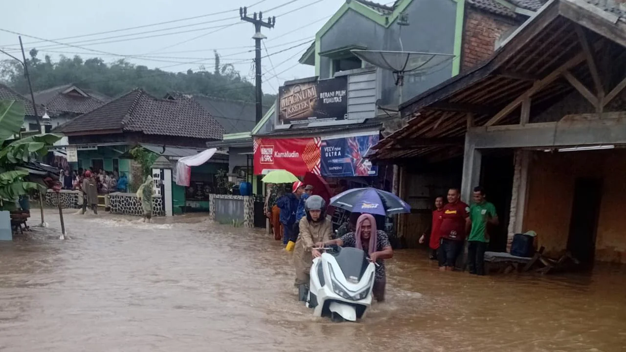 9 Kecamatan di Kabupaten Sukabumi Diterjang Banjir dan Longsor