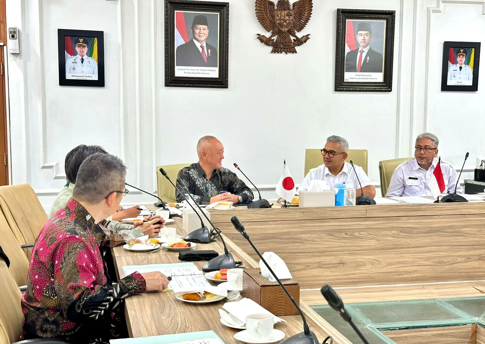 Manajer Unit Promosi Proyek Internasional, Misu Yukihiko, bersama Wali Kota Bandung,Muhammad Farhan dalam paparan materi terkait perjalanan dan capaian proyek kerja sama teknis yang dikenal dengan nama BKG (Bandung City and Kawasaki City Gesuido Project).