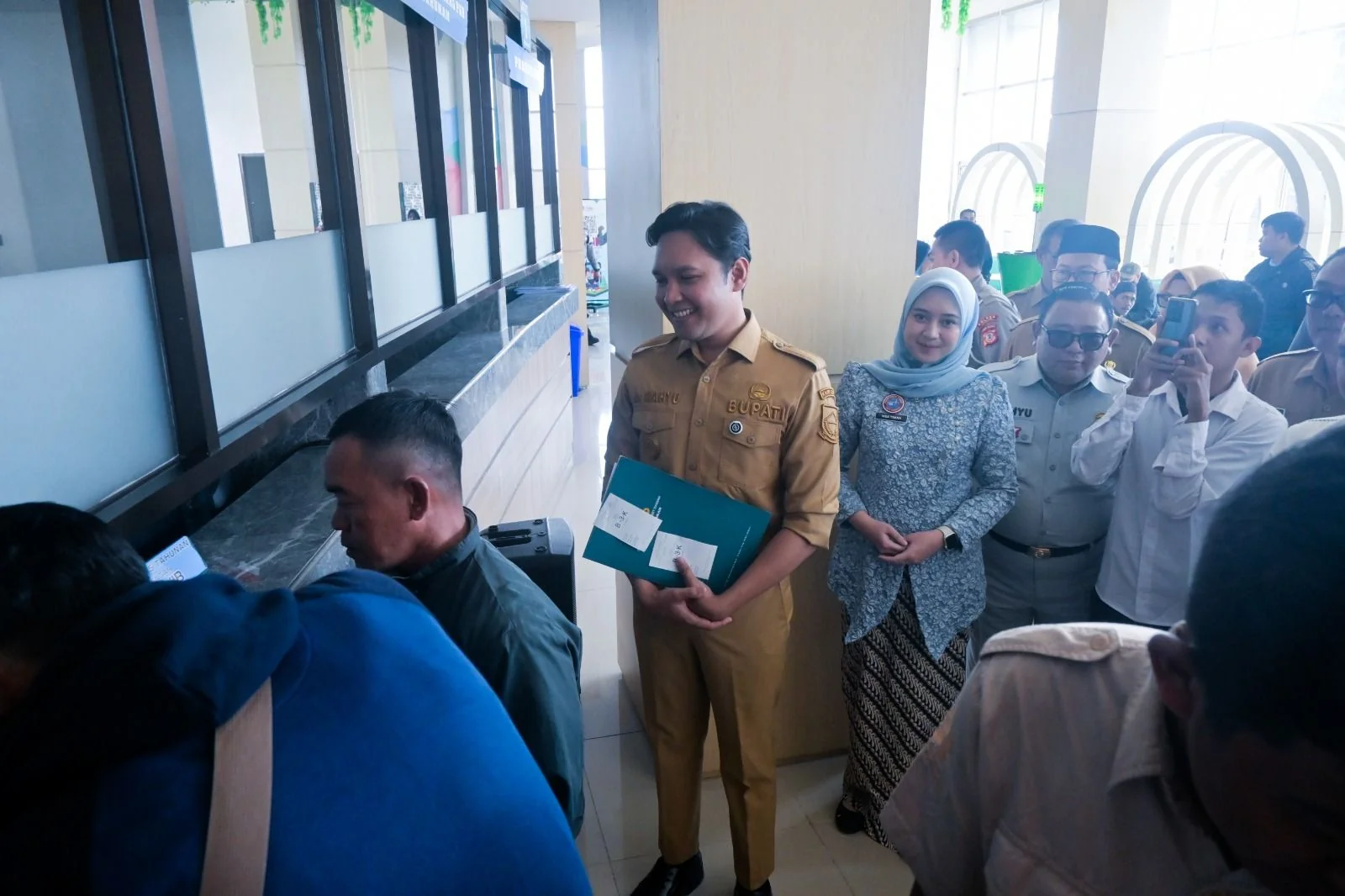 Bupati Cianjur dr. Wahyu,menunjukkan komitmen kuat dalam memberikan teladan kepada masyarakat terkait kepatuhan membayar pajak.Ist